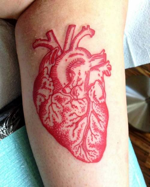 Tattoos mit roter Tinte, realistisches Herz auf der Wade
