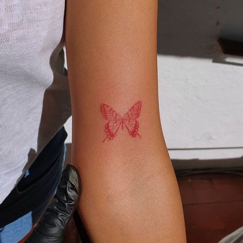 Rote Schmetterlings-Tattoos auf dem Arm