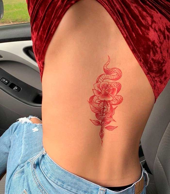 Tätowierungen mit roter Tinte in der Mitte der Rückenschlange mit roter Rose