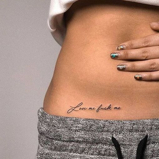 Tatuajes de Mujer en la Cintura Cadera inscripcion Love me Fck me Amame y hazme el amor