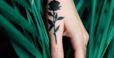 1 TOP 1 Tatuajes de Rosas negras pequena en la mano dedo pulgar