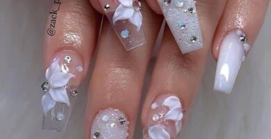 1 TOP 1 Unas Semipermanentes Transparentes con pedreria tipo gota y brillantes flores y algunas opacas lechosa
