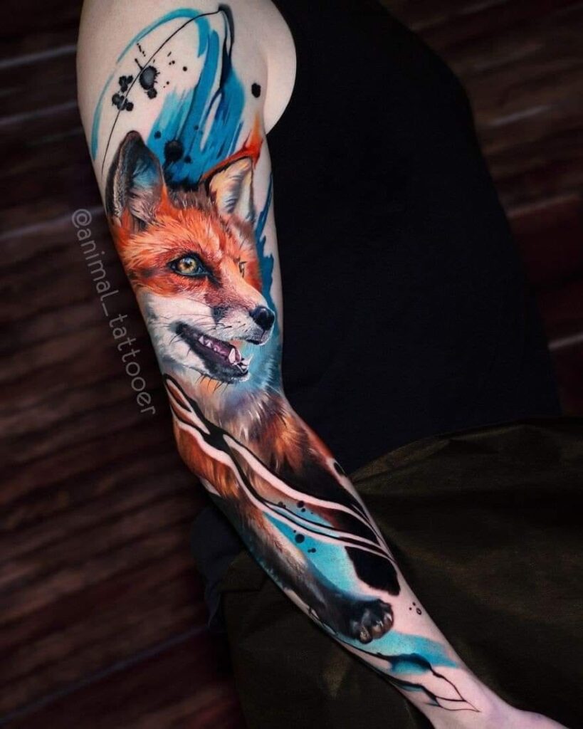 10 Tatouage de renard réaliste avec des traits d'aquarelle derrière le bleu clair sur la manche complète
