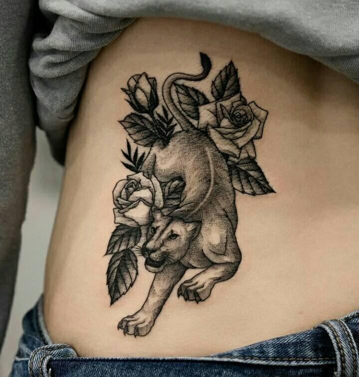 10 tatuaggi Puma o Leonessa neri con rose e foglie sul retro su un lato