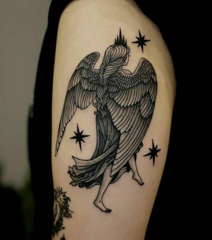 110 tatuagens pretas estéticas para mulheres anjo com asas e estrelas