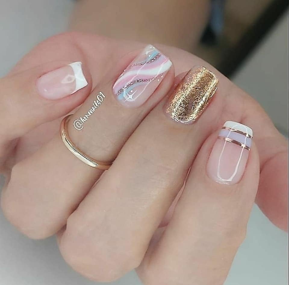 118 Nails rosa elegantes com padrões de glitter dourados, tiras de metal ouro branco azul claro