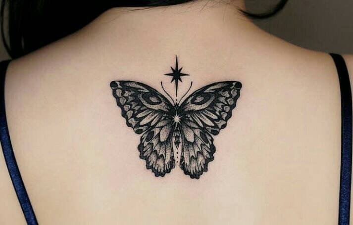 134 Ästhetische schwarze Tattoos Schmetterling mit Rose der Winde auf dem Rücken zwischen den Schulterblättern