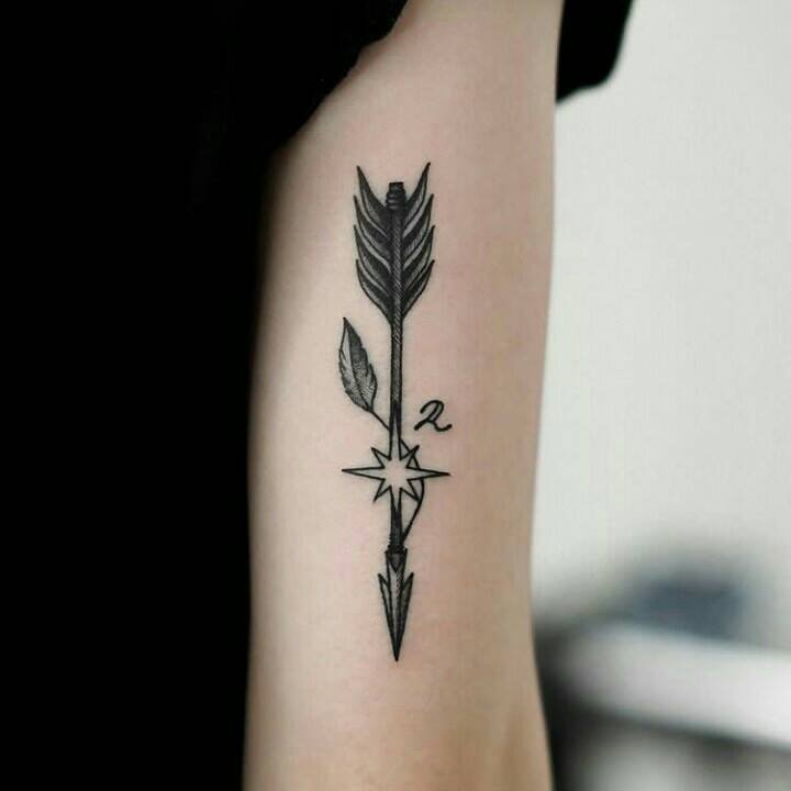 170 schwarze ästhetische Tattoos. Pfeil mit Kreuz der Windfeder am Arm
