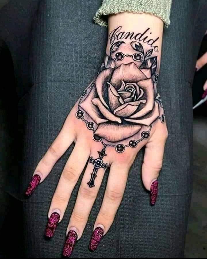 173 Tatuaggi estetici neri Rosa con rosario sulla mano con iscrizione Candido