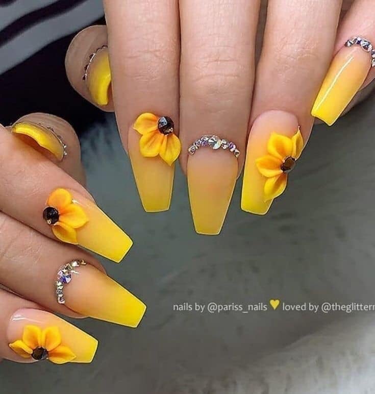 18 ongles jaunes avec des tournesols et des strass brillants à la base