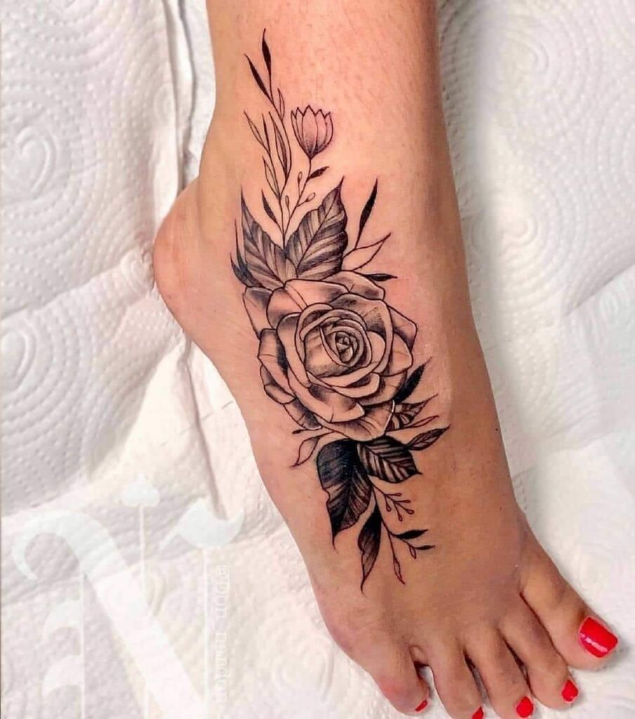 183 schwarze Tattoos Rose mit Blättern am Spannfuß