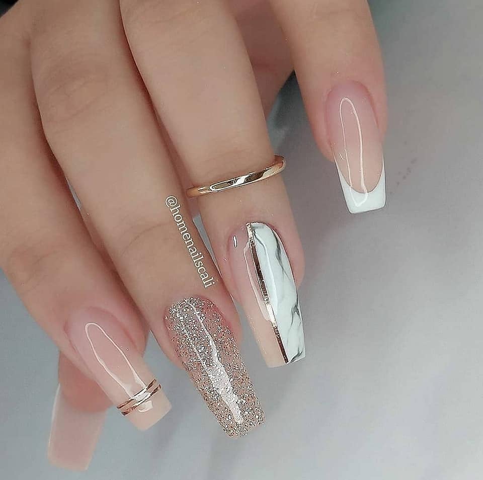 231 Elegant pink nails combined with white marble and fine gold metal strips