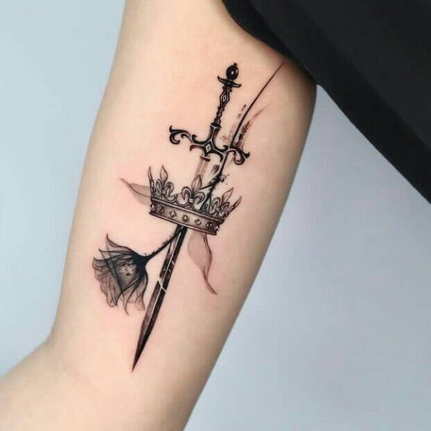242 Tatuaggi con corona di rose e pugnale nero sbiadito sul braccio
