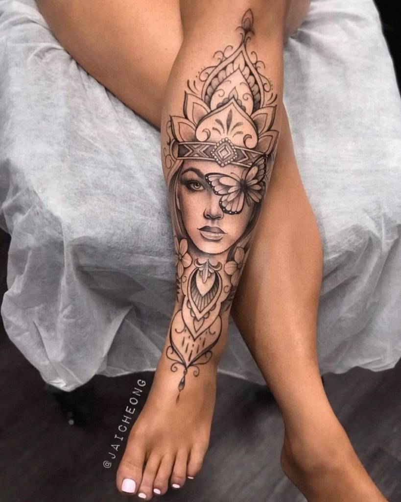 3 TOP 3 Jai Cheong Tattoo Realistisches Frauengesicht mit Mandala-Hintergrund und Ornamenten und Schmetterlingen auf der Wade BlackWork