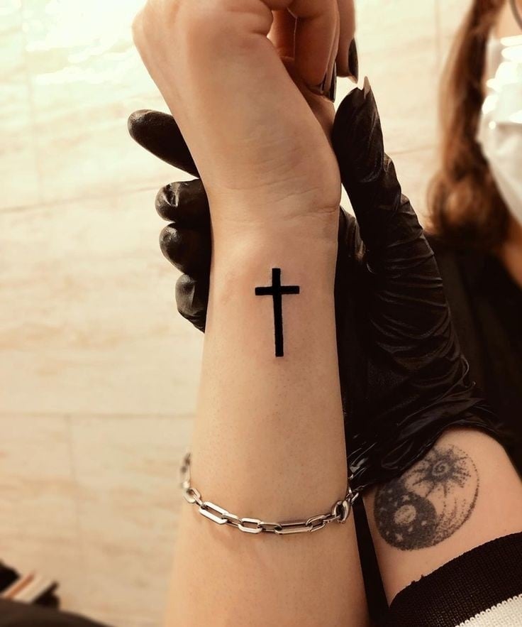 314 Ästhetische schwarze Tattoos Kreuz auf der Seite des Handgelenks BlackWork