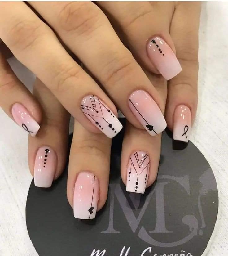 4 TOP 4 Elegant Nails rosa Hintergrund mit Designs aus diagonalen schwarzen Punkten und schwarzen Linienherzen