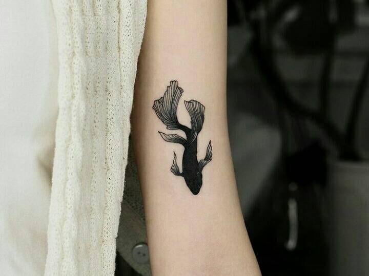 5 TOP 5 schwarze Koi-Fisch-Tattoos auf dem Arm