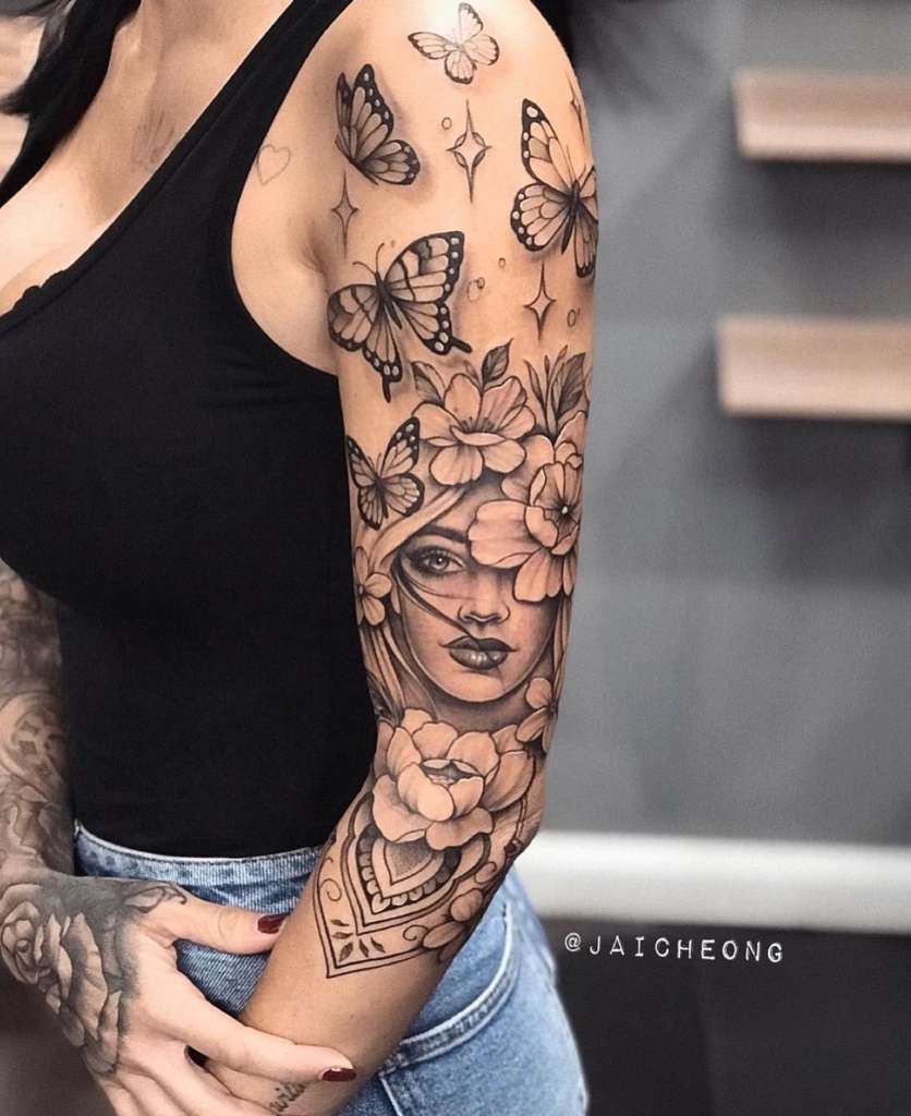 56 tatuaggio Jai Cheong su manica intera farfalle nere viso di donna fiori stelle