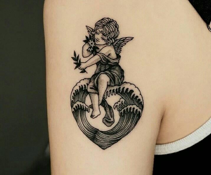 6 Tatuajes Negros Agel sobre olas del mar en forma de corazon