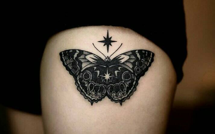 61 Tatuaggi estetici neri Farfalla nera sulla coscia con stella