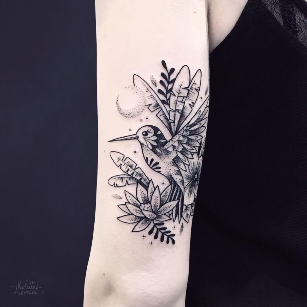 62 Tatuajes negros intensos Colibri luna hojas plumas en brazo partes en puntillismo