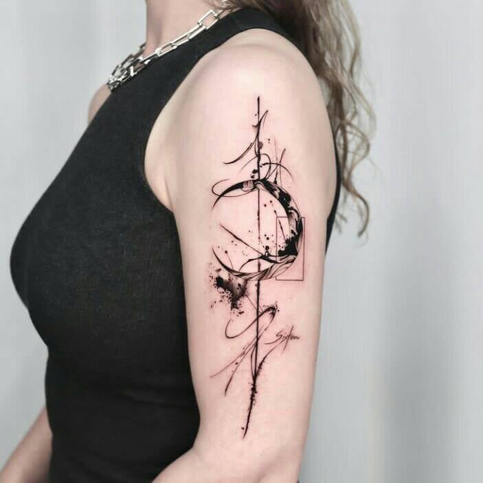 65 tatuagens borradas do crescente negro com efeito de tinta no braço