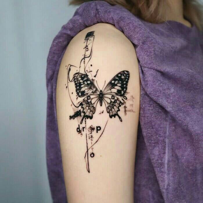 70 tatuagens pretas desbotadas Borboleta no efeito de tinta do braço com letras no braço