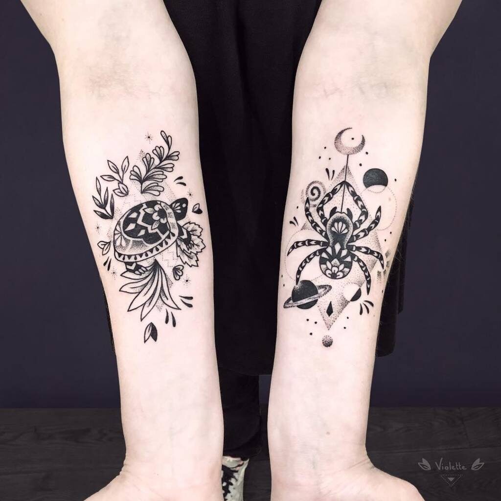 73 schwarze Tattoos auf beiden Unterarmen, Schildkröten- und Spinnenplaneten und pointillistische Zeichnungen mit geometrischem Hintergrund