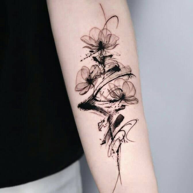 77 schwarze, verschwommene Tattoos. Drei Blumen mit Raucheffekt und Aquarellstrichen auf dem Unterarm
