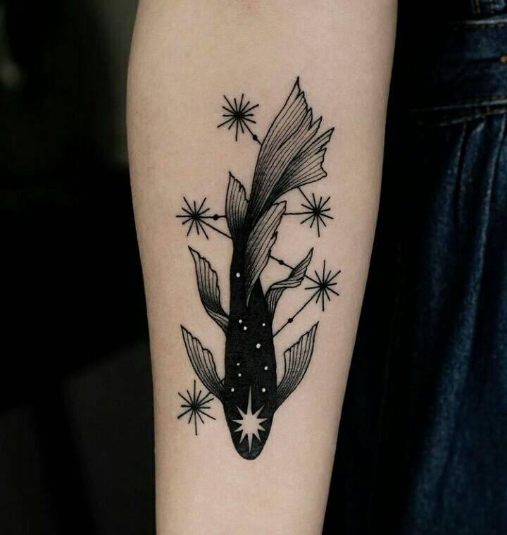 9 schwarze Tattoos, großer Koi-Fisch mit Sternen auf dem Unterarm
