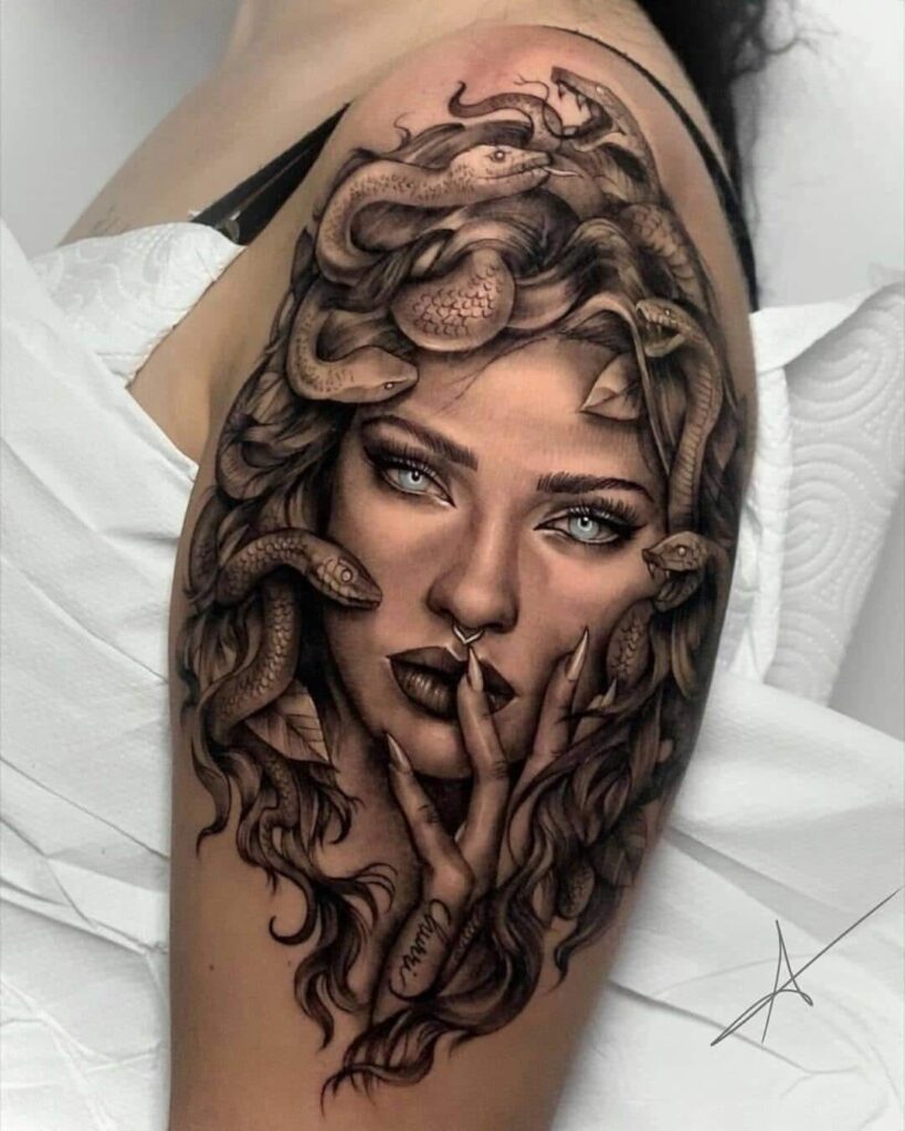 91 schwarze Tattoos Medusa-Gesicht mit himmlischen Augen, Schlangen auf dem Arm, Realismus