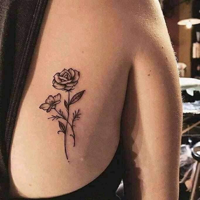 95 ästhetische schwarze Tattoos. Zwei schwarze Blumen auf der oberen Brust