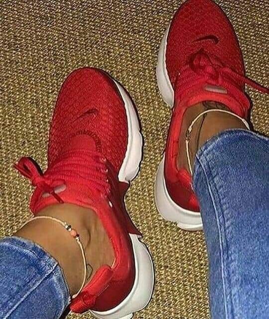 13 rote Nike-Schuhe aus gewebtem Stoff