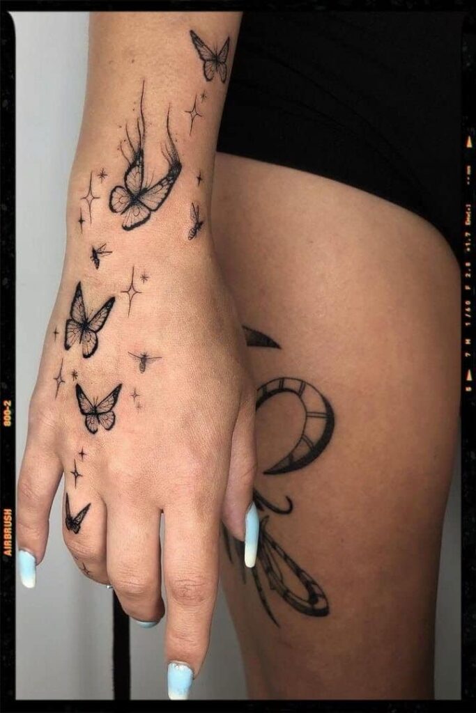 190 tatuaggi farfalla nera sulla mano e sull'avambraccio con stelle e api
