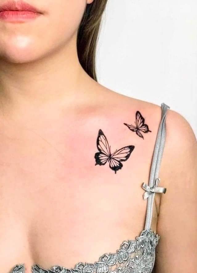 4 TOP 4 Tatuaggi di due farfalle nere su piccole clavicole