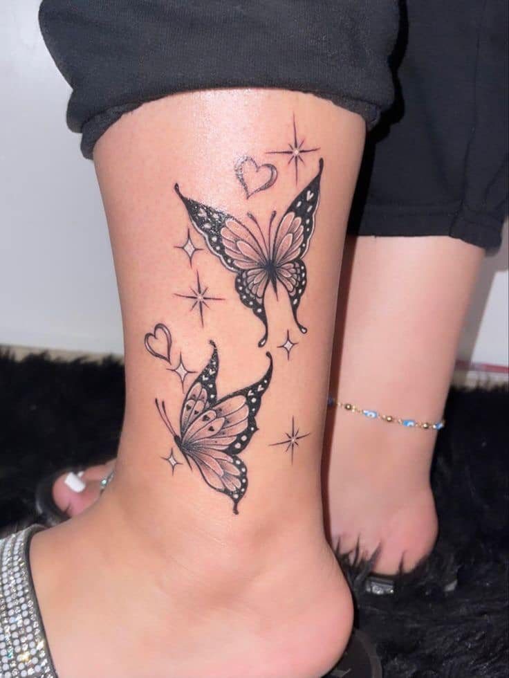 405 Tatuajes de Mariposas Negras en pantorrilla con estrellas y Corazones