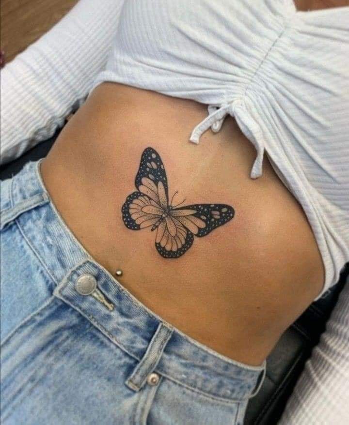 53 tatuaggi farfalla nera sull'addome