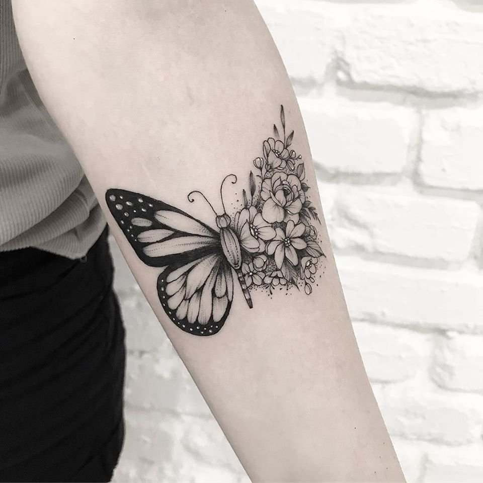 58 farfalle nere e tatuaggi metamorfosi sull'avambraccio con fiori