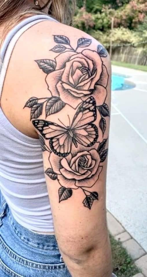 6 Tatuajes de Mariposas Negras con grandes rosas cubriendo el brazo y hombro hojas