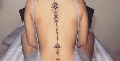 1 TOP 1 Disenos de Tatuajes Flor de Loto Lunas Unalome frase a lo largo de la columna en negro