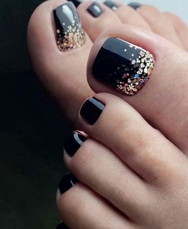 147 Simple Feet Nails Shiny Black avec encapsulation de feuilles géométriques dorées