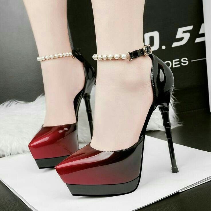 174 Schwarze Schuhe mit Farbverlaufsabsatz und rotem, glänzendem Lackleder