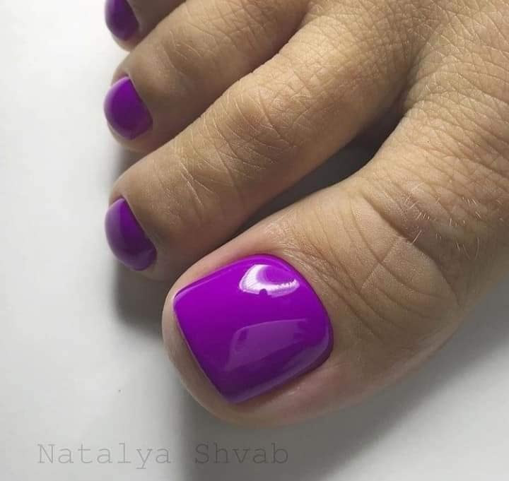 241 Semplici unghie dei piedi viola brillante