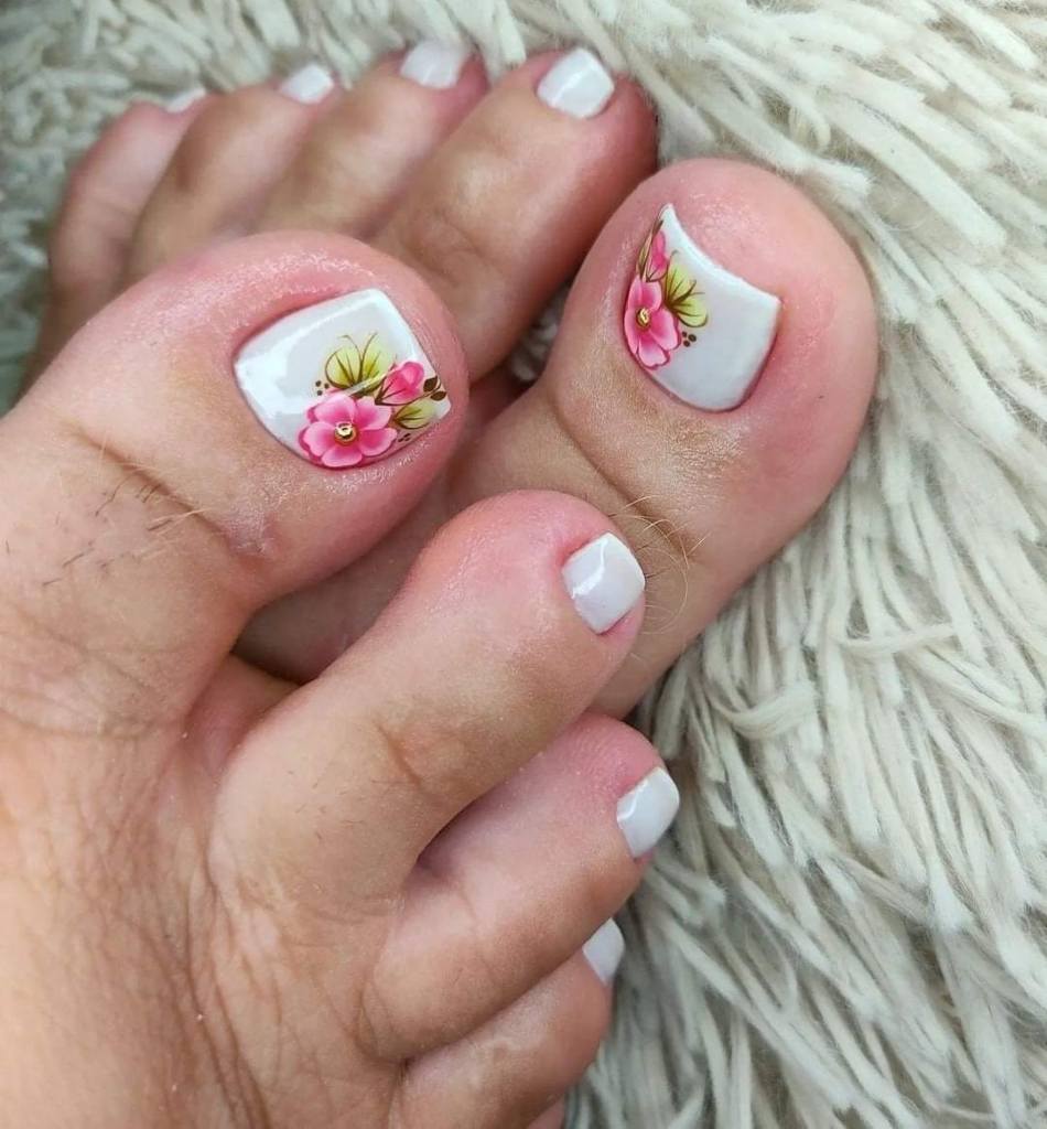 30 einfache weiße Zehennägel mit rosa Blüten und hellgrünen Blättern