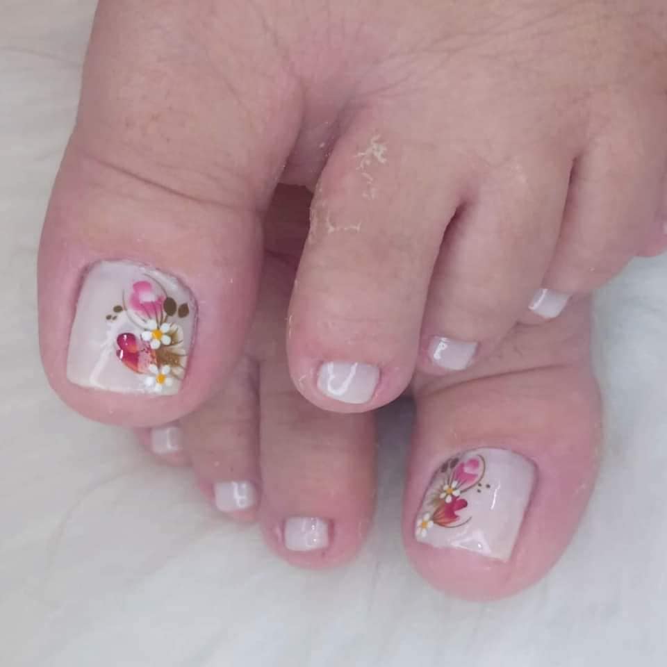 32 unas de pies sencillas gris con flores blnacas amarillas y rosadas