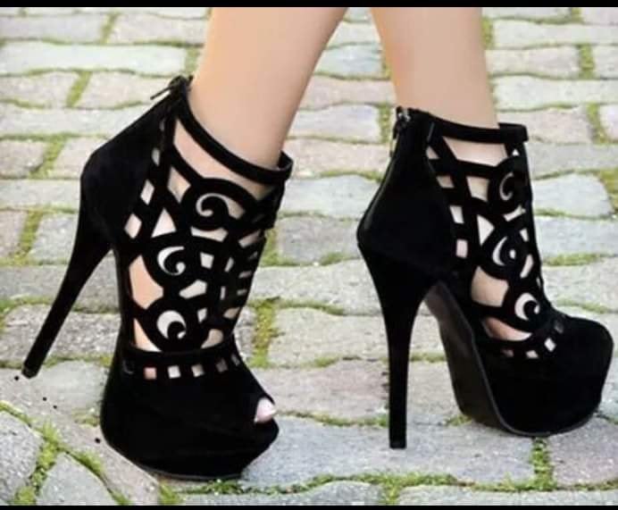 4 TOP 4 Zapatos con Tacones Negros Aguja Medio con adornos espiralados