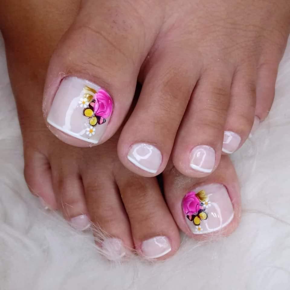 42 einfache graue Zehennägel mit einer weißen Linie an der Spitze, rosa Blume und gelben kleinen Schmetterlingsgänseblümchen