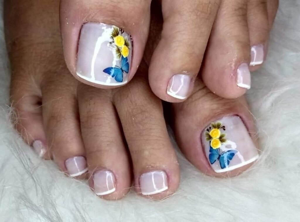 56 ongles gris simples avec des dessins de pointes blanches de papillons bleus et de fleurs jaunes