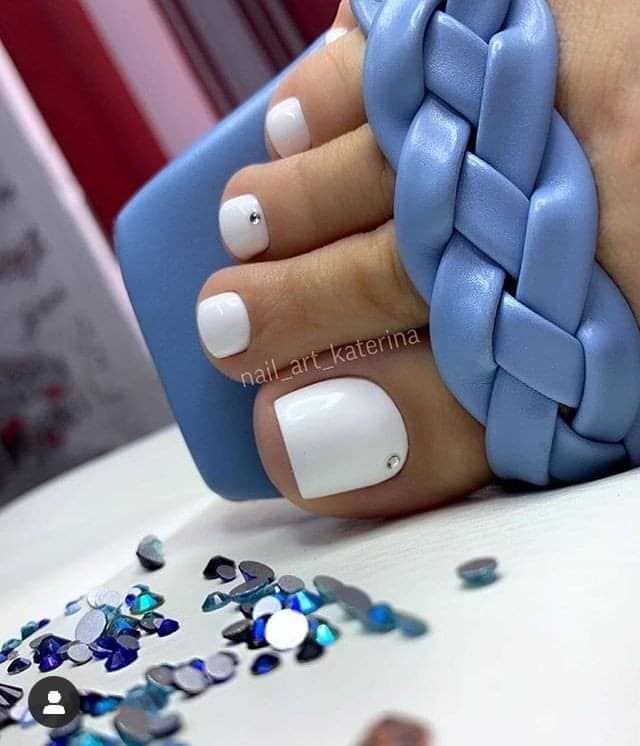 61 ongles de pédicure pour pieds blancs simples avec strass brillants