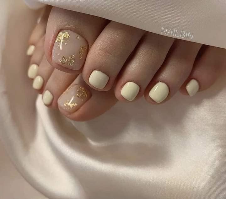 62 ongles de pédicure pour pieds simples en pastel blanc avec des détails en feuille d'or